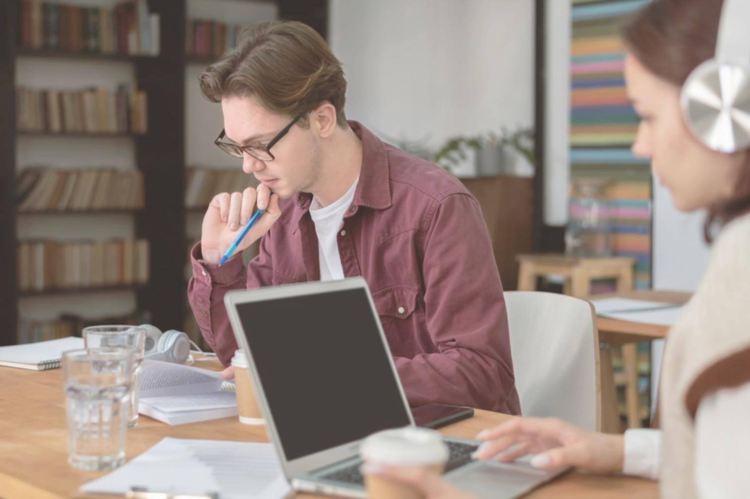 Participantes trabajando en ejercicios prácticos de presupuesto personal