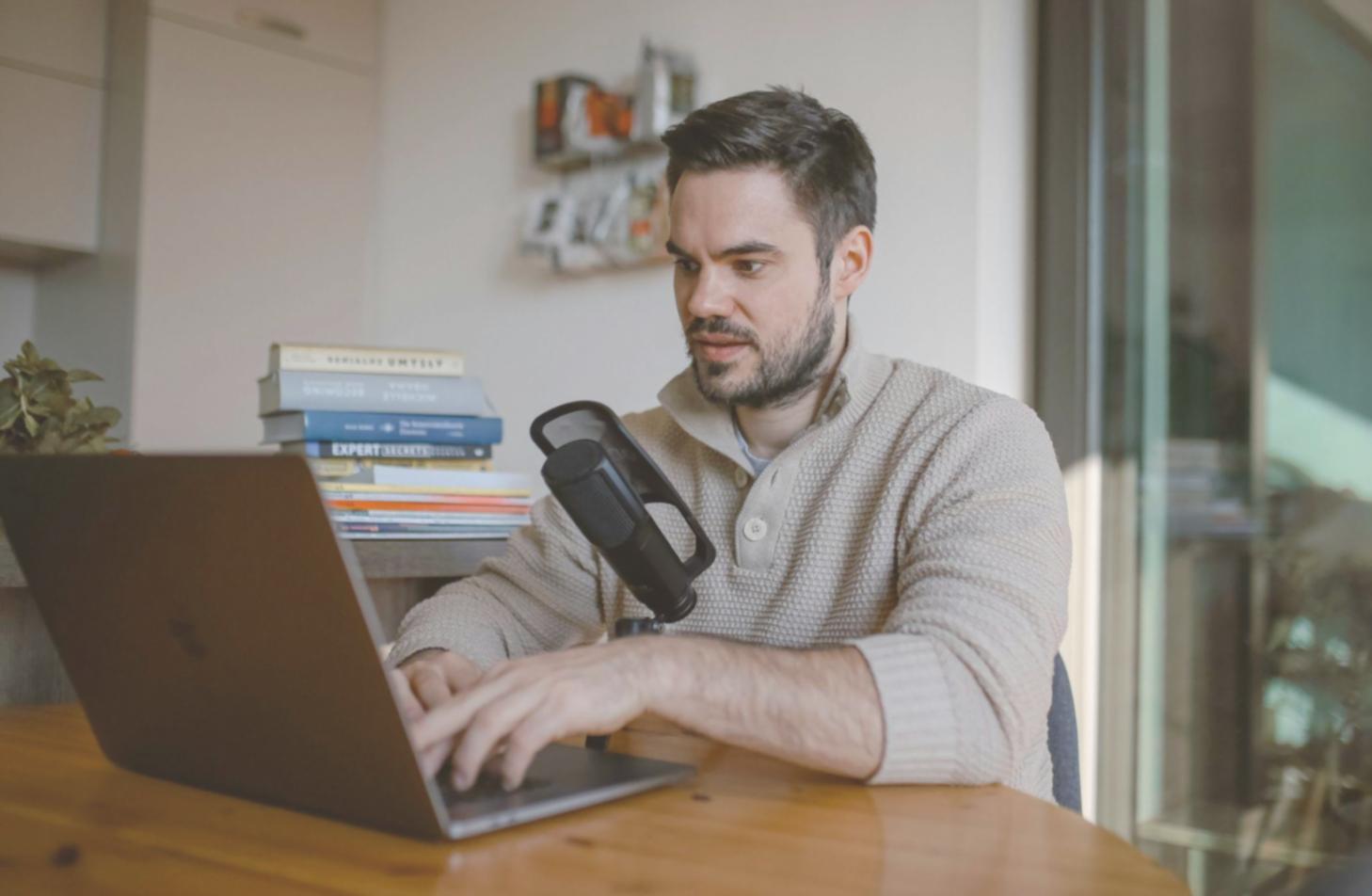 Persona revisando documentos financieros con calculadora sobre mesa de madera