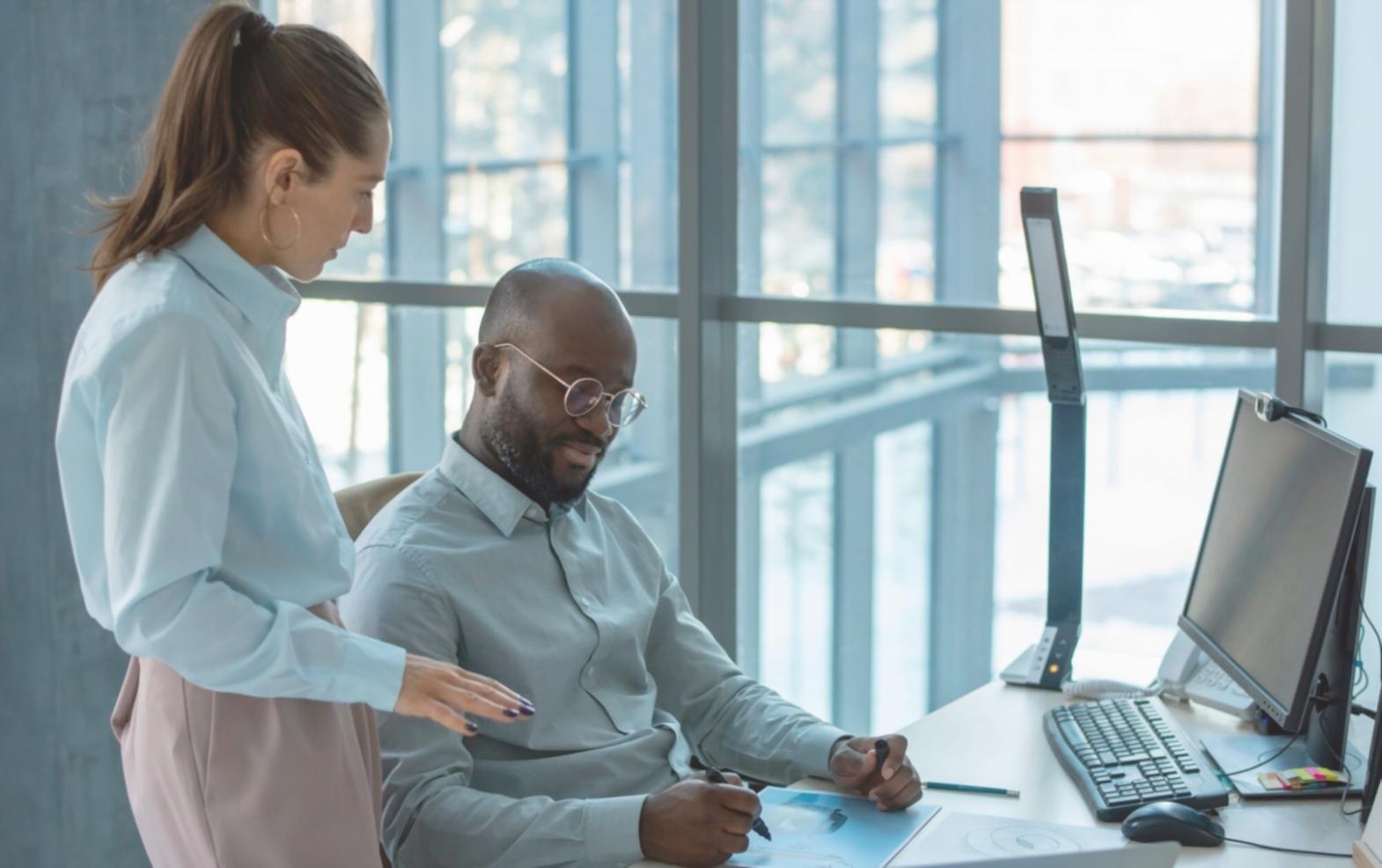 Persona revisando documentos financieros con calculadora