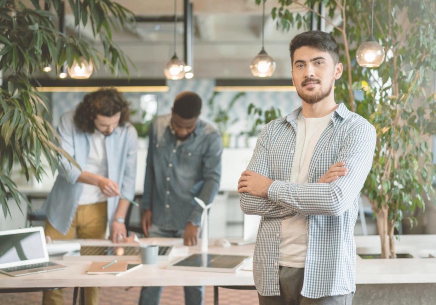 Gráficos financieros y análisis de gastos mensuales